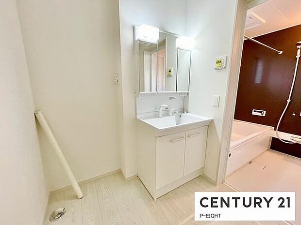 明るい洗面台で身支度ができます！洗濯機を置くスペースもあります！