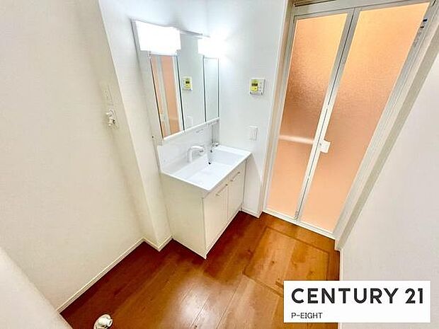 明るい洗面台で身支度ができます!洗濯機を置くスペースもあります!