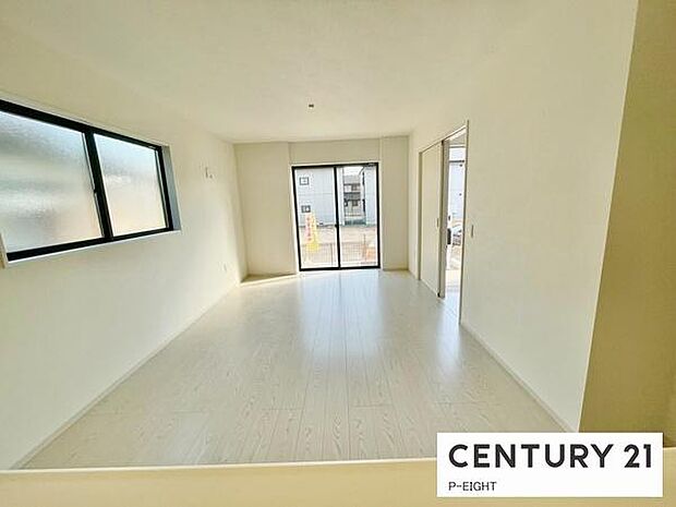 大きな窓から日光が差し込む明るいリビングです!