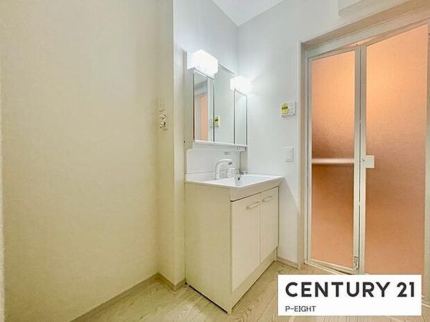 明るい洗面台で身支度ができます!