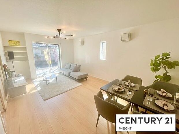 大きな窓から日光が差し込む明るいリビングです!