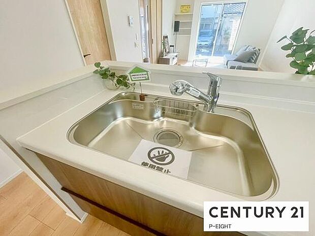 浄水器内蔵型のため、キッチン回りもスリムな印象です!