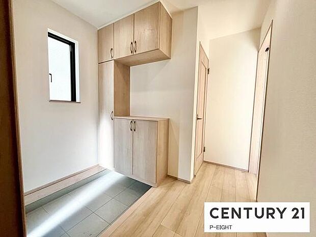 白を基調とした明るい玄関です!