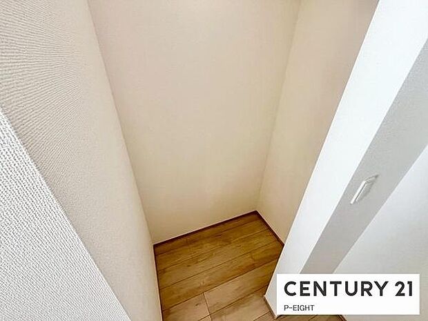 キッチン横に便利な収納あり!