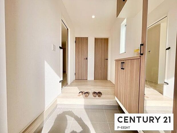 鏡付きシューズボックス付きの明るい玄関です!