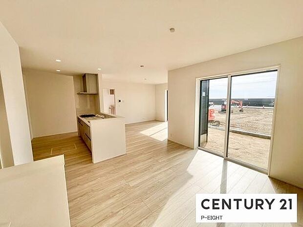 大きな窓から日光が差し込む明るいリビングです!