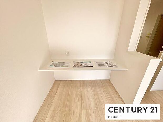 リビングにはカウンターがあり、お子様の学習や在宅ワークに最適!