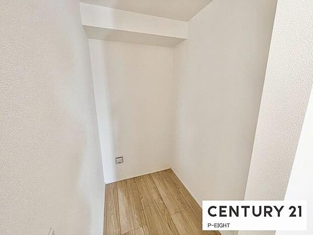 キッチン横には収納に便利なパントリーあり!