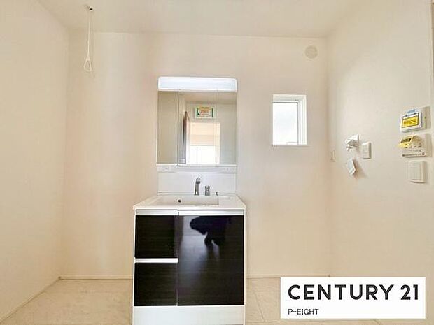 明るい洗面台で身支度ができます!洗濯機を置くスペースもあります!