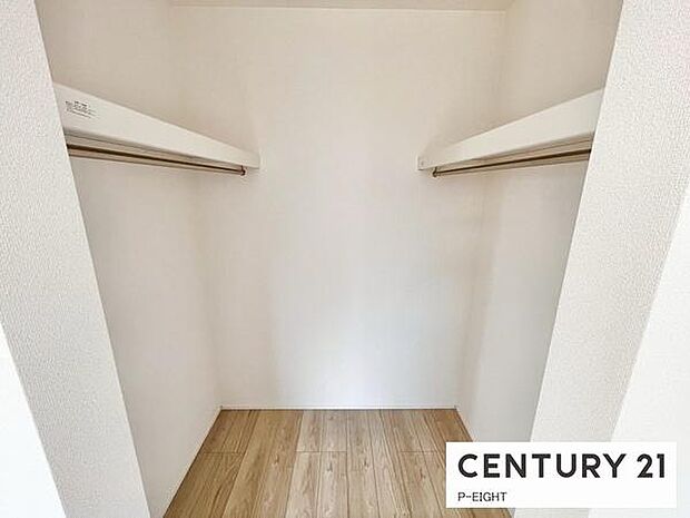 ウォークインクローゼットでたくさん収納できます!