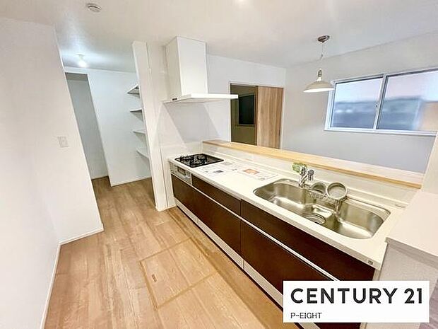 料理をしながらリビングを見渡せるつくりで、料理中も家族との会話がはずみます。