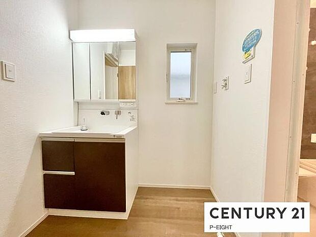 明るい洗面台で身支度ができます！洗濯機を置くスペースもあります！