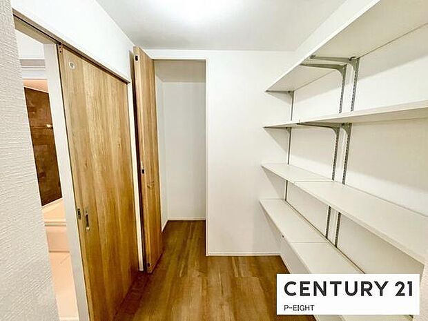 便利な稼働棚付きのパントリーです！