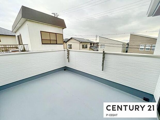 広々としたバルコニーで洗濯物も快適に。