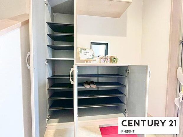 玄関先に収納が多く、家族の靴もきれいにまとまります。