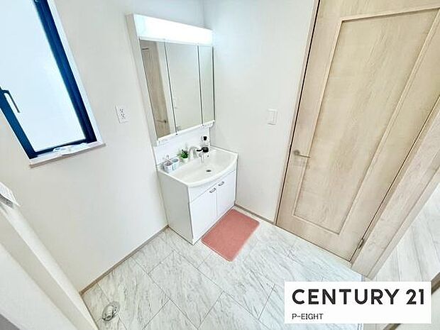 明るい洗面台で身支度ができます!洗濯機を置くスペースもあります!