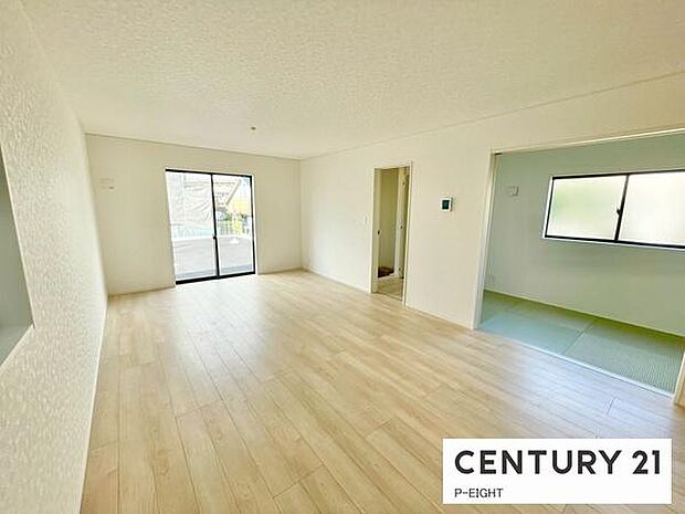 大きな窓から日光が差し込む明るいリビングです!