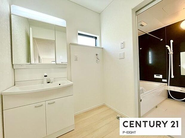 明るい洗面台で身支度ができます!