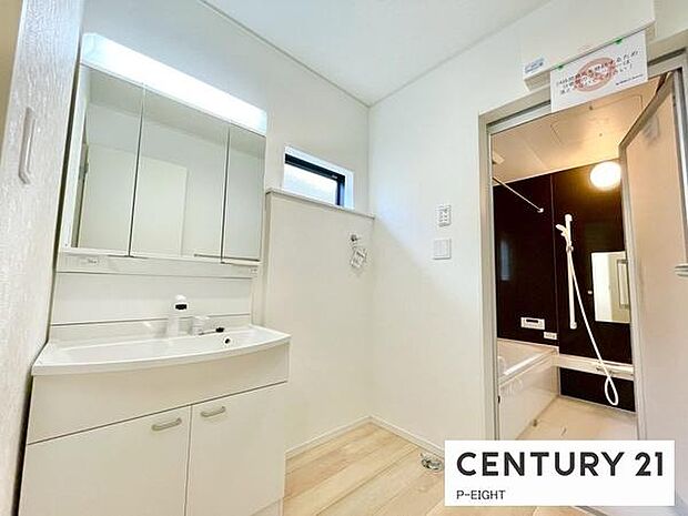 明るい洗面台で身支度ができます!