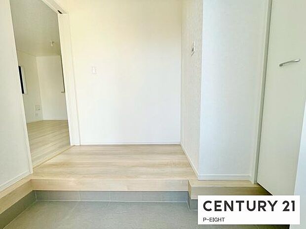 白を基調とした明るい玄関です!