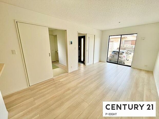 リビングには、子育てや来客時に使える畳コーナーが併設されています!