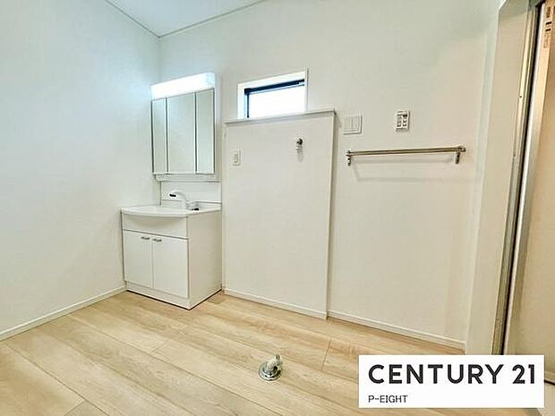 明るい洗面台で身支度ができます!洗濯機を置くスペースもあります!