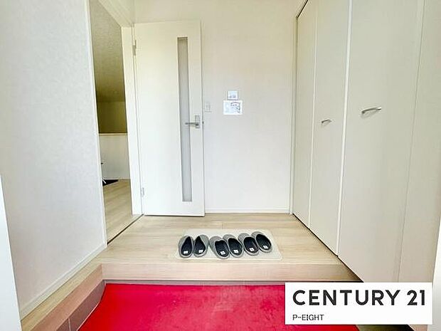 白を基調とした明るい玄関です！