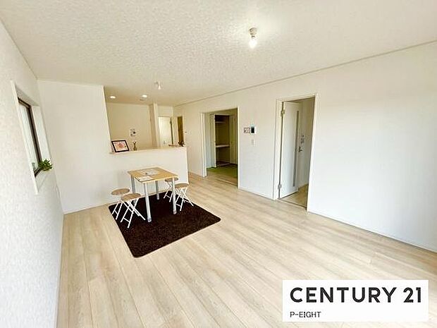 リビングには、子育てや来客時に使える畳コーナーが併設されています！