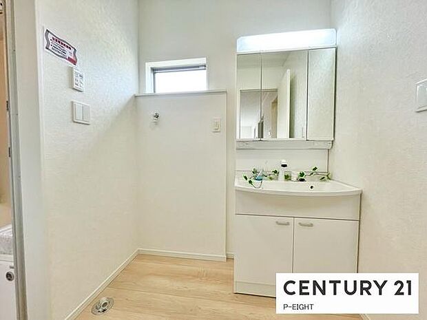 明るい洗面台で身支度ができます！洗濯機を置くスペースもあります！
