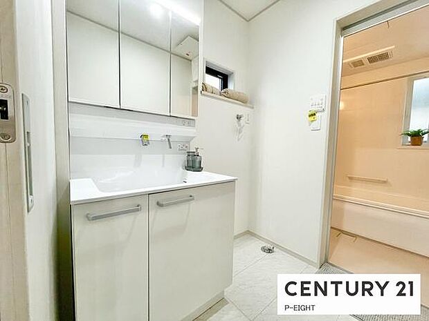 明るい洗面台で身支度ができます！洗濯機を置くスペースもあります！