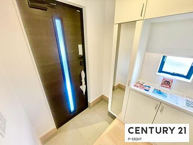 鏡付きシューズボックス付きの明るい玄関です！