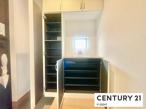 玄関先に収納が多く、家族の靴もきれいにまとまります。