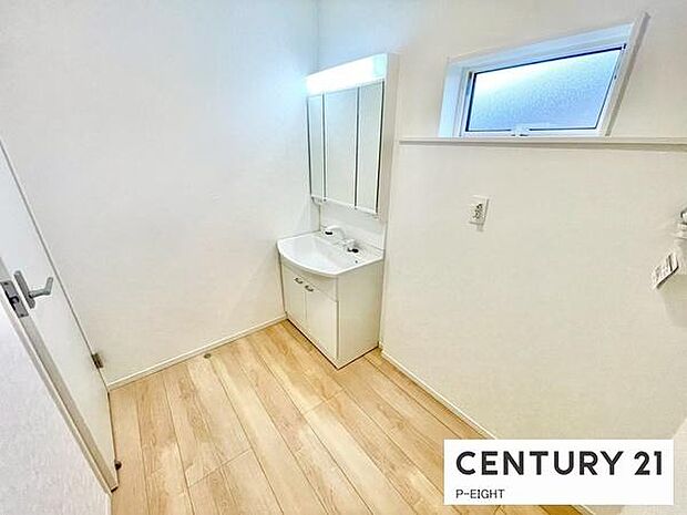 明るい洗面台で身支度ができます!