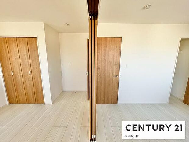 大きな一部屋でも、仕切って二部屋でも、ライフステージに合わせて変化させられる居室！