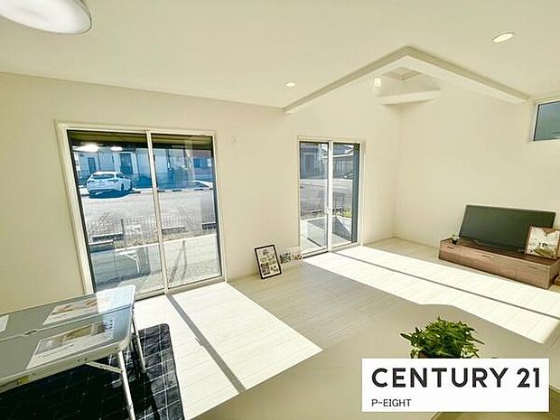 大きな窓から日光が差し込む明るいリビングです!