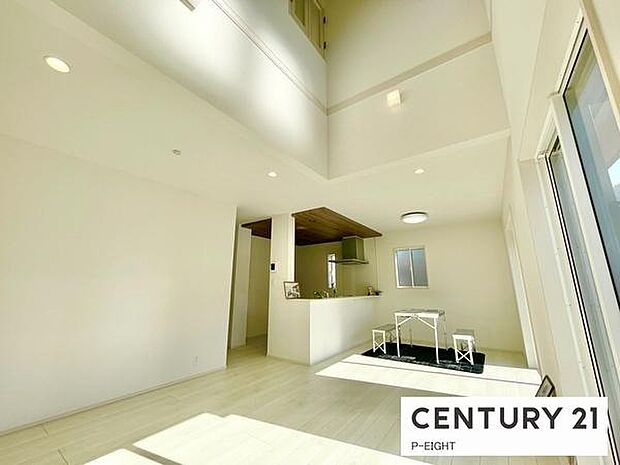 リビングの上に吹き抜けがあり、日光で室内が明るくなります!