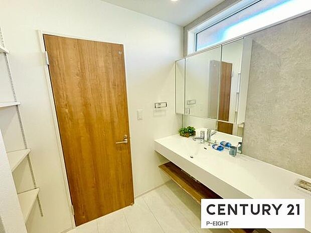 明るい洗面台で身支度ができます!洗濯機を置くスペースもあります!