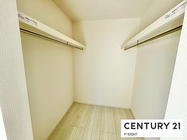 ウォークインクローゼットでたくさん収納できます!