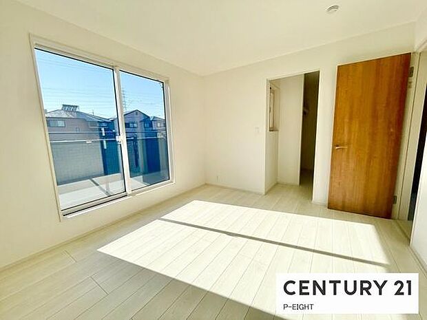 バルコニーに面している明るい洋室です!