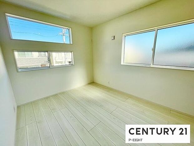 広々とした明るい部屋です!