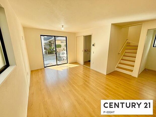 大きな窓から日光が差し込む明るいリビングです!