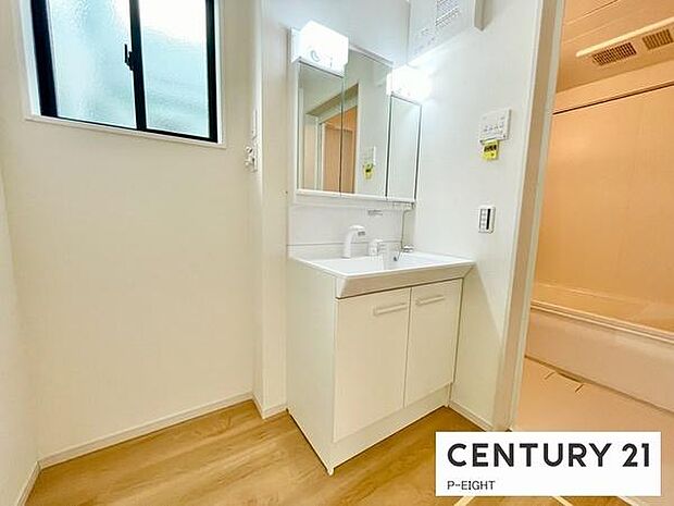 明るい洗面台で身支度ができます!