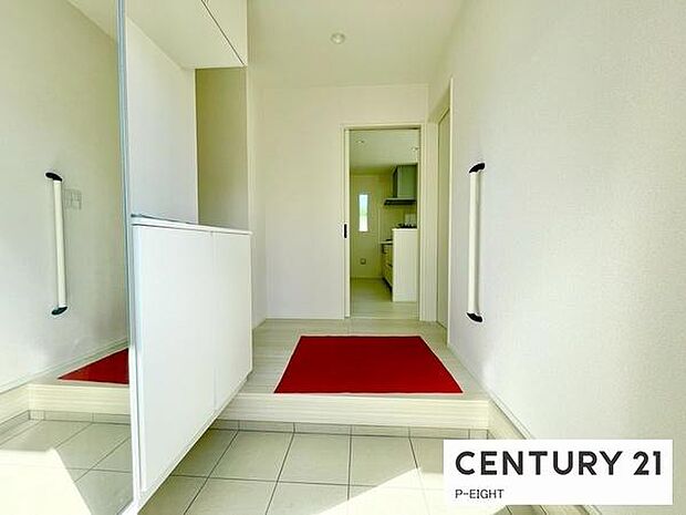 鏡付きシューズボックス付きの明るい玄関です！