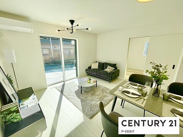 大きな窓から日光が差し込む明るいリビングです！