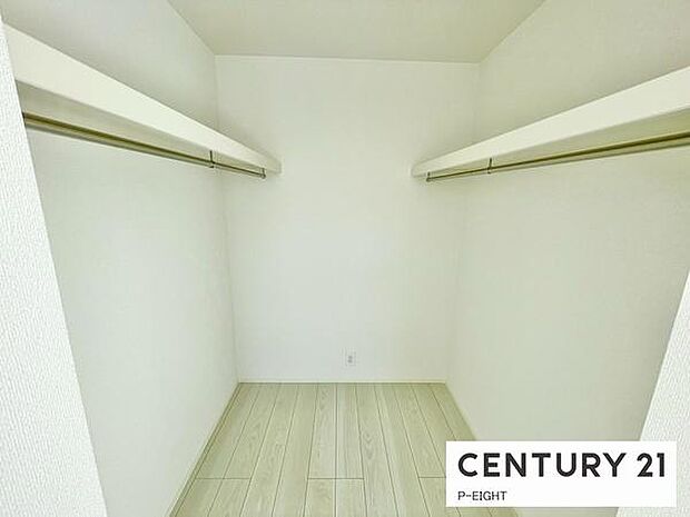 ウォークインクローゼットでたくさん収納できます！