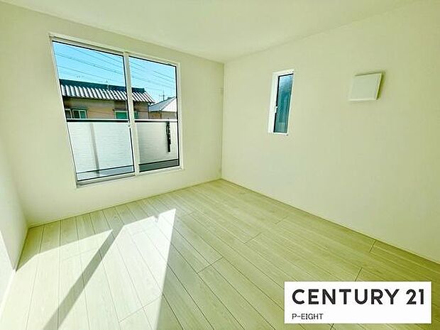 バルコニーに面している明るい洋室です！