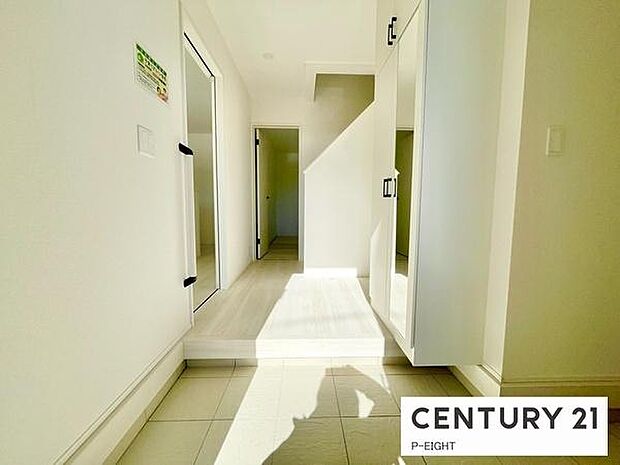 白を基調とした明るい玄関です!