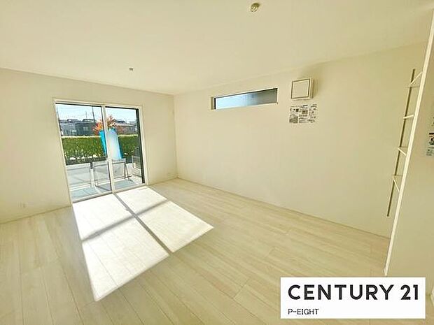 大きな窓から日光が差し込む明るいリビングです!