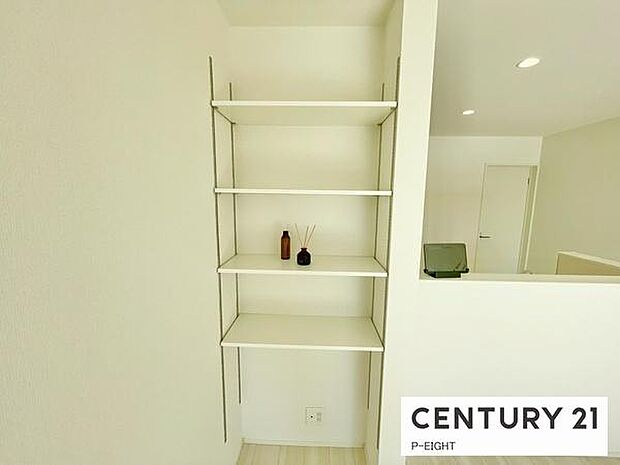 リビングには収納に便利な棚あり!