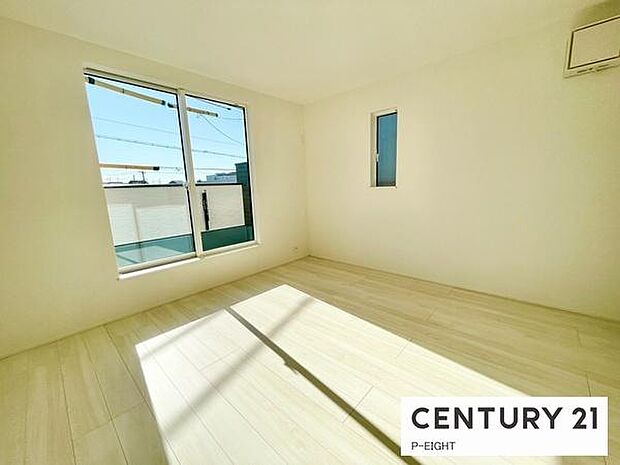 バルコニーに面している明るい洋室です!